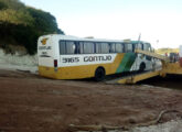 O mesmo carro da Gontijo cruzando o rio São Francisco, em Manga (MG), no início da longa viagem entre Montalvânia, no extremo Norte do estado, e a cidade de São Paulo (foto: João Alípio Dutra de Souza / onibusbrasil).