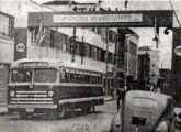 Pertencente à Krumm & Cia, em 1950 o primeiro ônibus Volvo de Blumenau circula pela rua XV de Novembro, sob o pórtico comemorativo do centenário da cidade (fonte: Viagens pela Cidade).