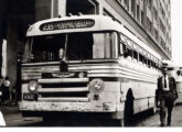 Carbrasa Volvo carioca em seu ponto final, no centro do Rio de Janeiro (RJ), no final dos anos 50 (fonte: Ivonaldo Holanda de Almeida / Arquivo Nacional).