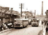 Cena urbana de Osasco (SP) em 1962: Volvo-Carbrasa, papa-filas FNM com reboque Grassi e Mercedes-Benz LP nacional com carroceria Caio Bossa Nova (fonte: João Marcos Turnbull / onibusnostalgia).