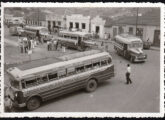 Quatro ônibus da Empresa Rodoviária Albino Albino & Cia, de Cornélio Procópio (PR), cruzam a cidade de Ribeirão do Pinhal (SP) em agosto de 1957; todos trazem carrocerias Cardoso - dois com mecânica Ford 1948-50, um Volvo da mesma época e, à frente, um em chassi não identificado (fonte: Ivonaldo Holanda de Almeida). 