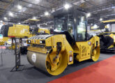 Stand da Caterpillar na feira Paving 2024: em meio a diversos equipamentos de pavimentação importados, o compactadora tandem CB10 foi a única máquina nacional de porte exposta pela marca (foto: LEXICAR). 