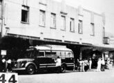 Provavelmente com carroceria de construção Cermava, este ônibus rodoviário sobre caminhão International 1947-49, com destino a Muriaé (MG), foi fotografado em 1950 diante da antiga Rodoviária de Juiz de Fora (MG) (fonte: Juiz de Fora em Imagens).