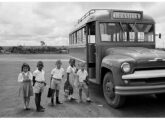 Chevrolet Brasil atuando no transporte escolar em 1960, durante a construção de Brasília (foto: René Burri / magnumphotos).