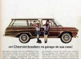 Duas propagandas de 1965 para a nova C-1416, apresentando-o como um automóvel "de classe" - "um Chevrolet brasileiro na garage de sua casa",...