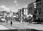 Cartão postal de Salvador (BA) mostrando o terminal de ônibus da praça da Sé com vários lotações Chevrolet 1948-51, chamados "marinetes" pelos baianos.