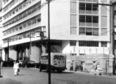 Um dos lotações Chevrolet baianos diante do moderno edifício Cidade de Salvador, de 1952, na capital baiana.