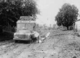 Ônibus Chevrolet cumprindo a linha Paracatu-Unaí (MG) em 1956 (foto: Olímpio M. Gonzaga / Arquivo Público de Paracatu).