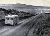 Um dos ônibus da frota anterior fotografado na estrada Rio-Bahia, durante seu deslocamento para o Nordeste (fonte: Werner Keifer / Ivonaldo Holanda de Almeida).