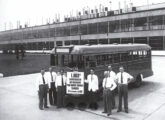 Fotografia de 1951 registrando a fabricação da milésima carroceria "Transaço". 