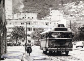 Ônibus da extinta empresa carioca Transportes Campineira, em janeiro de 1961 acessando o Túnel Velho, em Copacabana, em direção a Botafogo (fonte: Ivonaldo Holanda de Almeida / ciadeonibus, Arquivo Nacional).