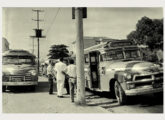 Em 1956, perfilados no ponto final, dois lotações Chevrolet da linha carioca Bonsucesso-Vigário Geral - um 1954 Cirb e, à esquerda, um 1950 Metropolitana (fonte: portal ciadeonibus).