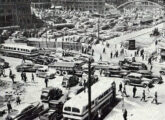 Também do início da década de 50, esta foto mostra dois urbanos Continental (abaixo e à esquerda), em meio a obras no Vale do Anhangabaú, no centro de São Paulo (SP) (fonte: João Marcos Turnbull / onibusnostalgia).