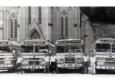 Fundada em 1962, a frota da Nossa Senhora da Glória foi majoritariamente formada por carrocerias Diegoli; na imagem, somente o terceiro carro a partir da esquerda foi fornecido pela Hennemann.