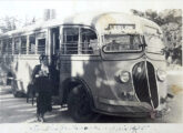 Um ônibus carioca da mesma série é o pano de fundo desta fotografia turística de um passeio à Gávea em maio de 1935 (fonte: Ivonaldo Holanda de Almeida).