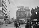 Ônibus Grassi com mecânica não identificada em fotografia da Praça Ramos de Azevedo (São Paulo, SP) em 1938; à direita, o Teatro Municipal.