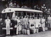 Outra fotografia de grupo diante de um ônibus semelhante, ou talvez do mesmo (fonte: Ivonaldo Holanda de Almeida).