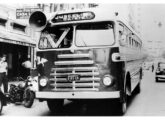 Ônibus Grassi sobre chassi não identificado utilizado em Belo Horizonte (MG) na campanha eleitoral de Juscelino Kubitschek pela Presidência da República, em 1955 (foto: Elio Rossi; fonte: Ivonaldo Holanda de Almeida / Arquivo Nacional).