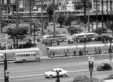 Ao centro, estacionado, um enigma: um lotação Mercedes-Benz L-312 trazendo carroceria com traços laterais idênticos aos dos ônibus Governador II; terá sido um Grassi? (fonte: João Marcos Turnbull / onibusnostalgia).