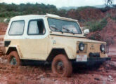 Lançado em 1980, o Jeg 4x4 aqui aparece ainda na fase de testes (fonte: Fusca&Cia).