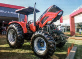 7095 no Agrishow 2023, quando de seu lançamento, mostrando duas novidades trazidas com o modelo: capô em peça única e cano de descarga lateral (fonte: EaeMáquinas).