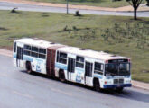 Um ônibus da mesma série em fotografia de material publicitário da Scania.