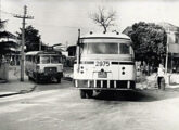 Dois Metropolitana de épocas diferentes se cruzando no subúrbio carioca de Brás de Pina em 1964: um LP-321 como o da foto anterior e um lotação Mercedes-Benz L-312 da década de 50 (fonte: Ivonaldo Holanda de Almeida / ciadeonibus).