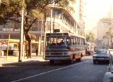 Metropolitana/OF da carioca Real Auto Ônibus circula pelo bairro de Copacabana em 1972 (foto: André Decourt / classicalbuses).