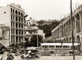 Outro Nicola da Auto Dinâmica transitando pelo bairro da Lapa, em 1974, em meio à destruição produzida pela construção do metrô do Rio de Janeiro (fonte: Régulo Franquine Ferrari / Pérolas da Eviternidade).