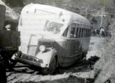 Um Ford 1940 da empresa Coletivo Wolfram necessita ser rebocado, nos anos 40, no caminho entre o centro de Blumenau e o bairro da Velha (fonte: Viagens pela Cidade).