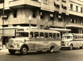 Duas gerações de lotação Pilares, em janeiro de 1963 circulando pelo bairro do Leblon, no Rio de Janeiro (RJ) (fonte: portal ciadeonibus).