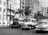 Lotação Chevrolet da carioca Viação Sofa, trafegando ao lado de um ônibus Aclo com carroceria Grassi pela Praia do Flamengo, em meados dos anos 50 (fonte: Marcelo Prazs / ciadeonibus). 