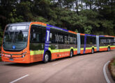 Um biarticulado elétrico Volvo importado com carroceria Marcopolo Attivi parte da fábrica de Curitiba para testes de rua na capital paranaense.