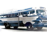 Ônibus semelhante, em 1957, com o letreiro indicando a cidade de São Paulo como destino.