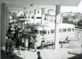 Outro derivado GM construído pela Garcia, este com grade mais rebuscada e janelas largas com colunas inclinadas; foi fotografado na rodoviária de Londrina (PR) (fonte: historiadelondrina).