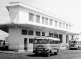 Ônibus leve, também com carroceria própria, em meados dos anos 60 circulando pela cidade de Jaguapitã (PR); ao fundo um Nicola em chassi LP (fonte: Ivovaldo Holanda de Almeida).