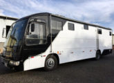 Ônibus Comil transformado em motor-casa para onze passageiros, com estábulo para quatro cavalos.