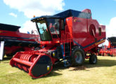 Colhetadeira Miac Avanti, exposta no Agrishow 2019, equipada com plataforma de caracol (foto: LEXICAR).