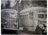 À esquerda, Ford 1938-39 da Melhoramentos de Terezópolis com carroceria construída pela oficina de Ledemar Claussen (fonte: Antônio Osíris Rahal).