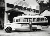 Ledemar Claussen diante de um Ford 1940-41 com carroceria fabricada em sua oficina; o ônibus seria utilizado na linha Teresópolis-Magé, via Petrópolis (fonte: portal mariagasolina).