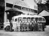 Ledemar e equipe de trabalhadores posam diante do Ford 1940-41 (fonte: Ivonaldo Holanda de Almeida).