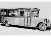 Ônibus Studebaker com carroceria construída pela Garage Moderna, em 1927, para a empresa carioca Motor Viação (todas as imagens a seguir foram extraídas de três diferentes matérias, todas patrocinadas pela Studebaker, que em apenas um ano forneceu mais de 140 chassis para o transporte urbano brasileiro) (fonte: Vida Doméstica).