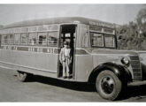 Chevrolet 1938 com carroceria Hentschel fornecido para a gaúcha Empreza Arroiense, que atendia à linha Osório-Porto Alegre (fonte: Régulo Franquine Ferrari / Arquivo Histórico do Rio Grande do Sul).