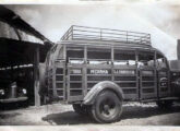 Ford ¾ t de 1945-47 com rodado duplo e carroceria Guarani atendendo à ligação rodoviária entre Santa Maria do Suaçuí e Guanhães, a Leste de Minas Gerais; note as três portas laterais; à esquerda vê-se a dianteira do IH da foto seguinte (fonte: Jason Vogel).