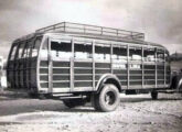 Caminhão médio International KB-6 da mesma geração, também operando em Nova Lima (fonte: Jason Vogel).